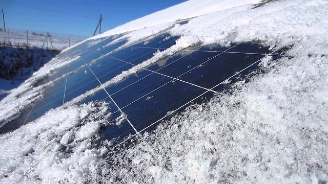 Як працює сонячна батарея взимку та в похмуру погоду