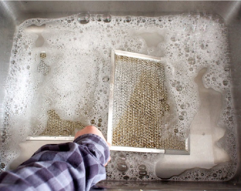 Как почистить вытяжку от жира хозяйственным мылом