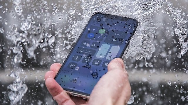 Какие iPhone водонепроницаемые